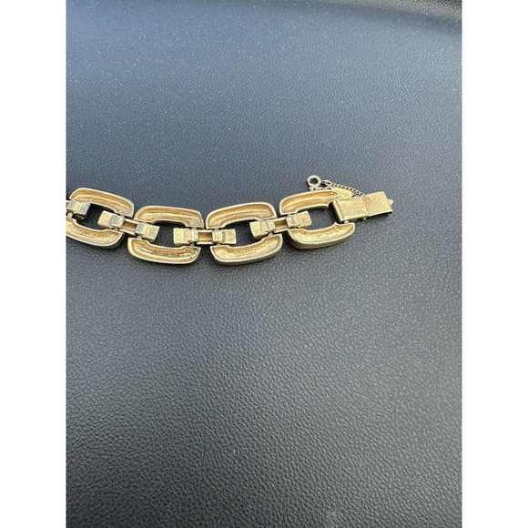 MONET DESIGNER SIGNED GOLD TONE VINTAGE LINK BRACELET WITH SAFETY CHAIN - Picture 8 of 9